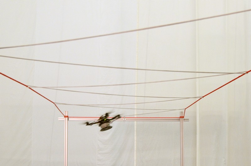 Enlarged view: Quadrocopter assembling a tensile structure