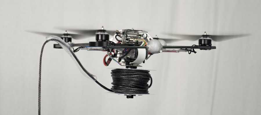 Enlarged view: A quadrocopter equipped with a motorized spool for rope deployment